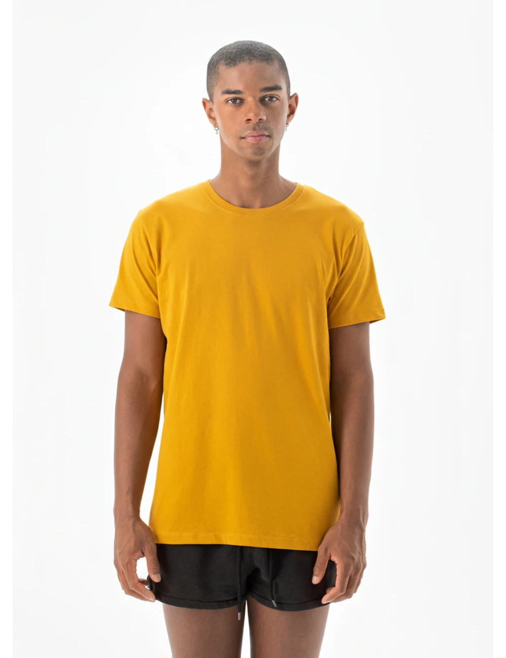 Mężczyzna w żółtej koszulce.