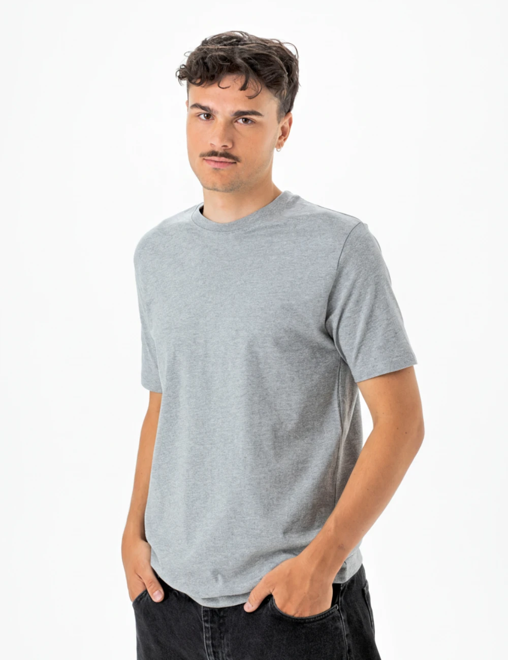 Mężczyzna w szarej koszulce.